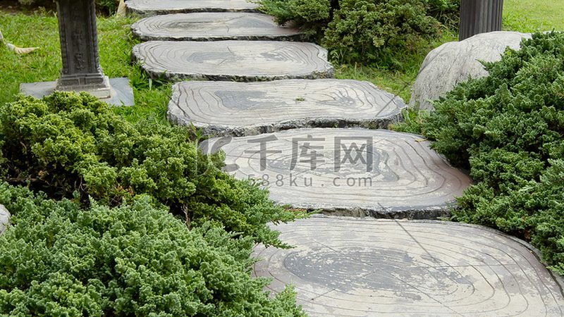 新铺草坪浇水，是早上好还是晚上好？**